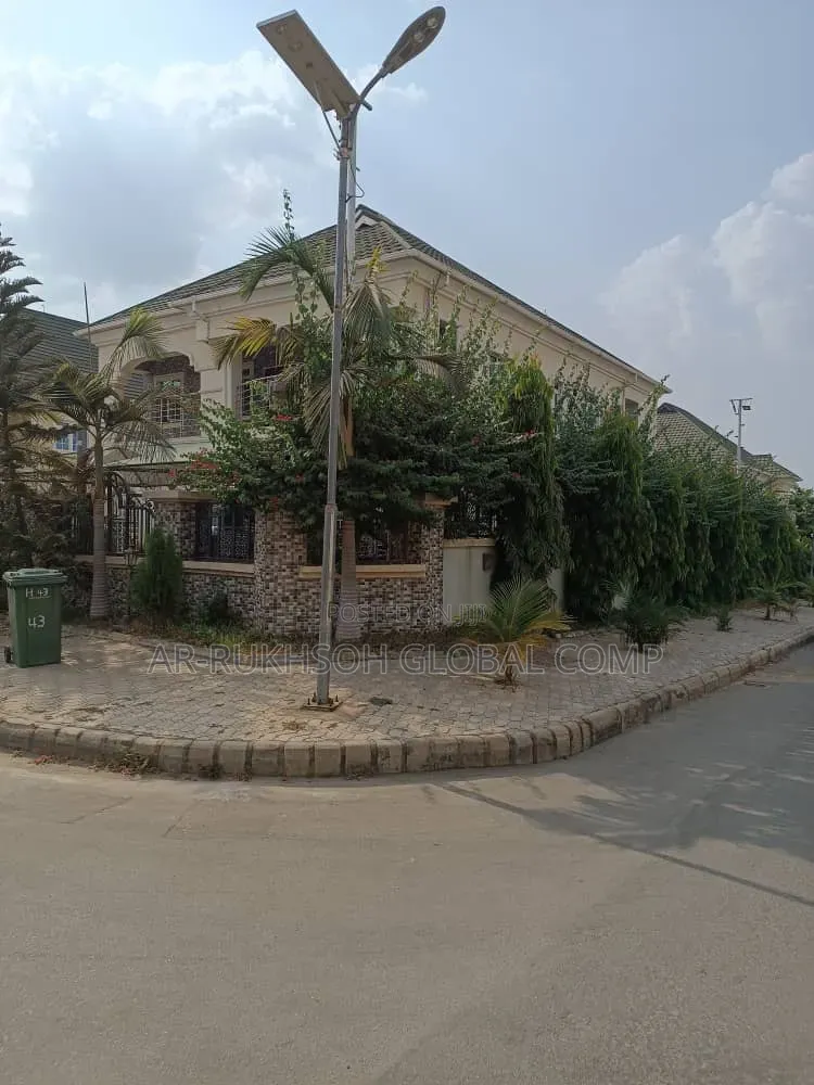 5bdrm Duplex in Inside An Estate, Kuchigoro for sale in Kuchigoro