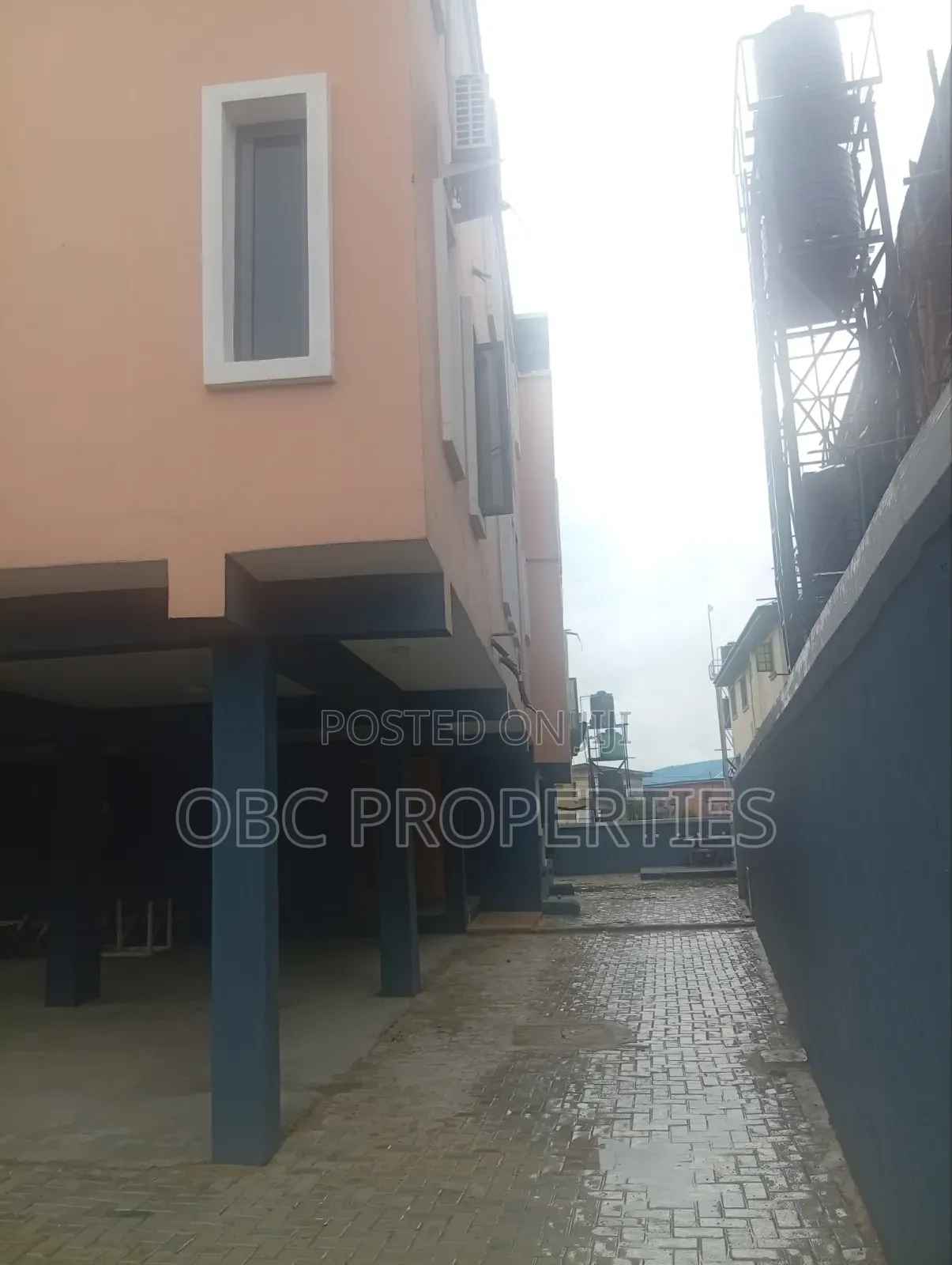 3 Bedrooms Flat With Rooms Ensuite in Soluyi