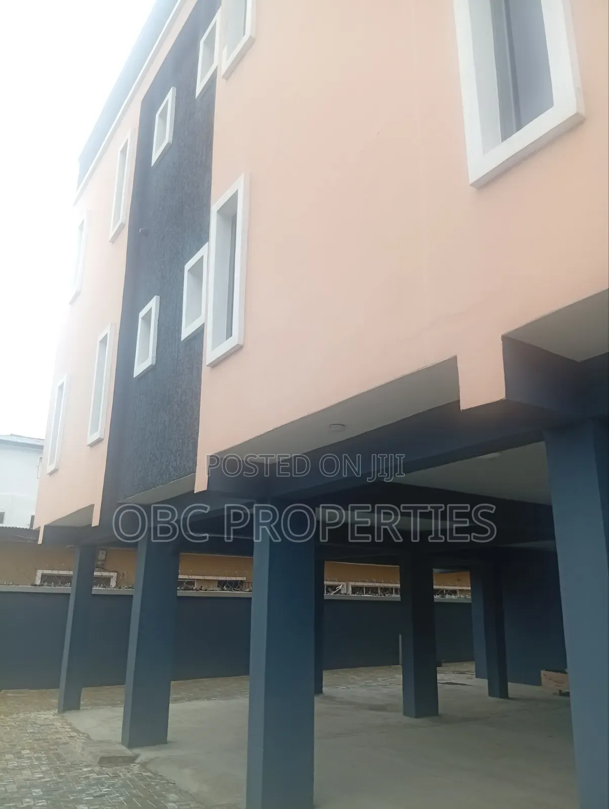 3 Bedrooms Flat With Rooms Ensuite in Soluyi