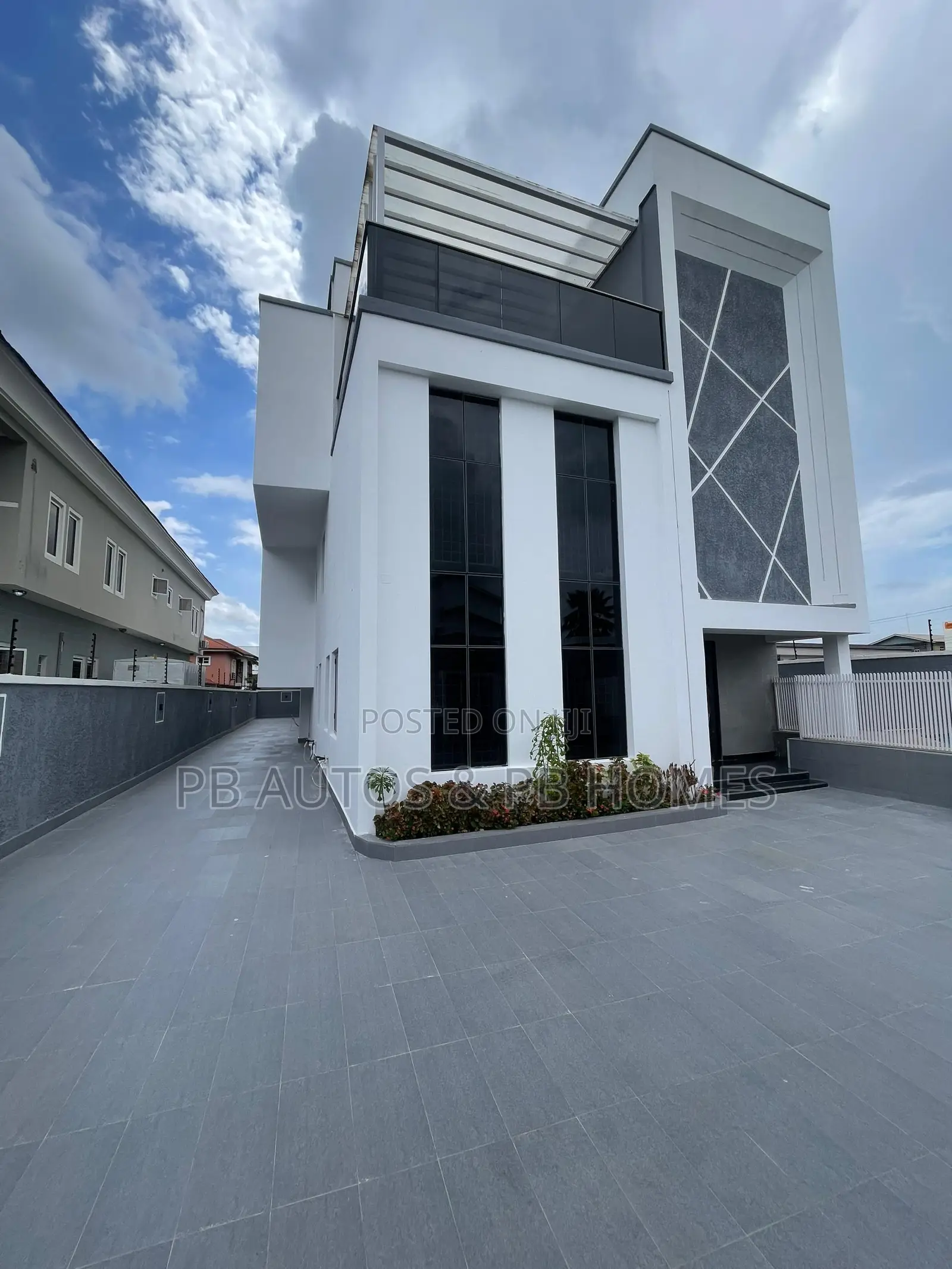 5bdrm Duplex in Lekki Phase 1 for sale in Lekki Phase 1
