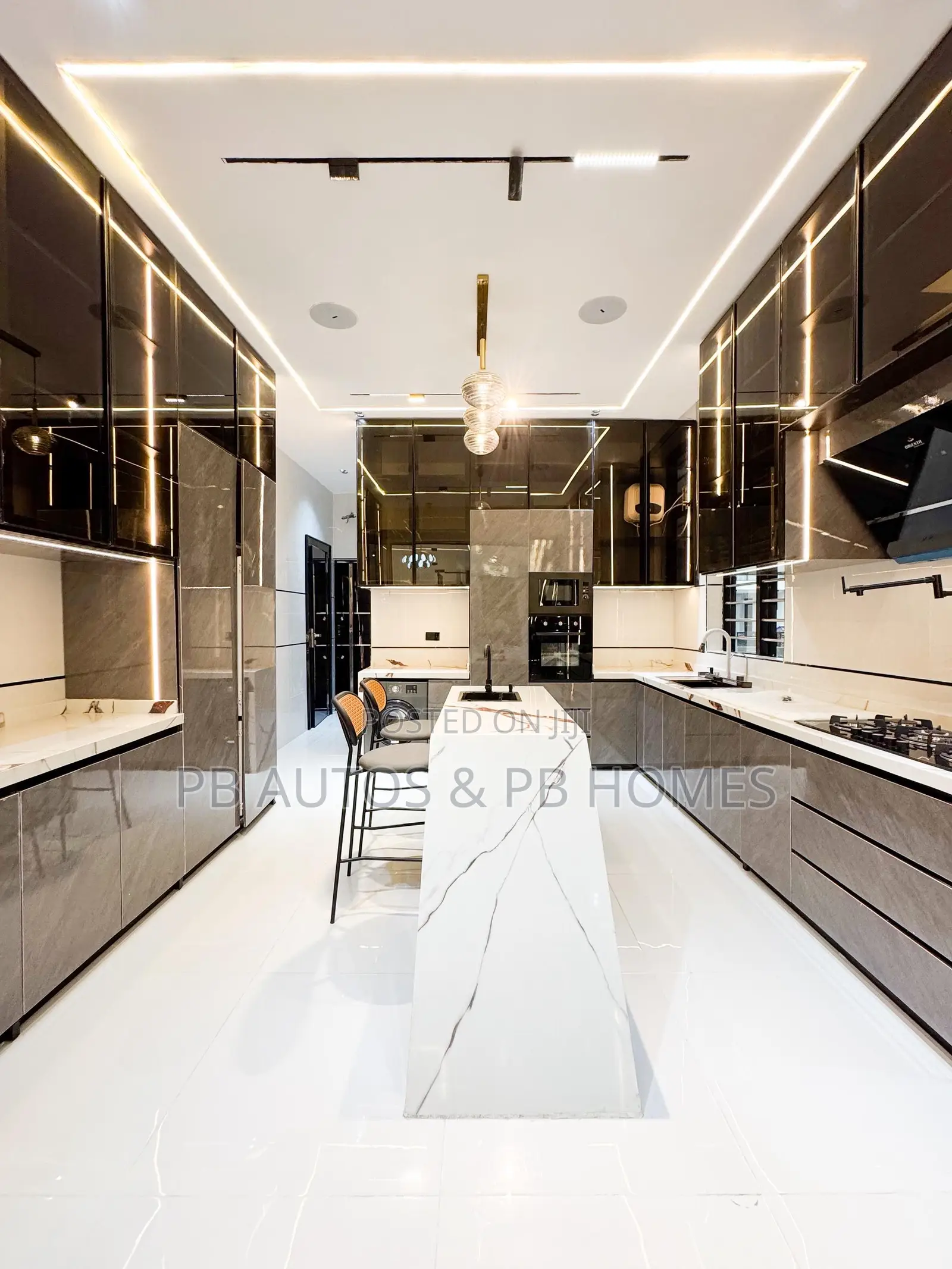 5bdrm Duplex in Chevron for sale in Chevron