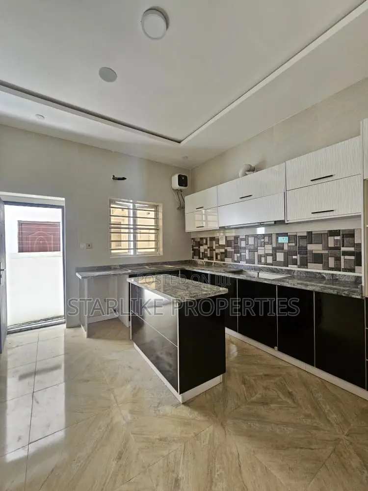 4bdrm Duplex in Ikota for sale in Ikota