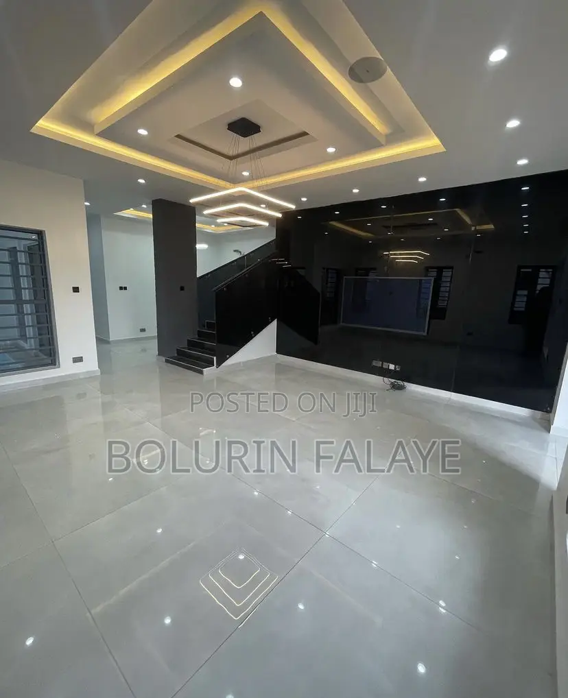 5bdrm Duplex in Megamound, Ikota for sale in Ikota