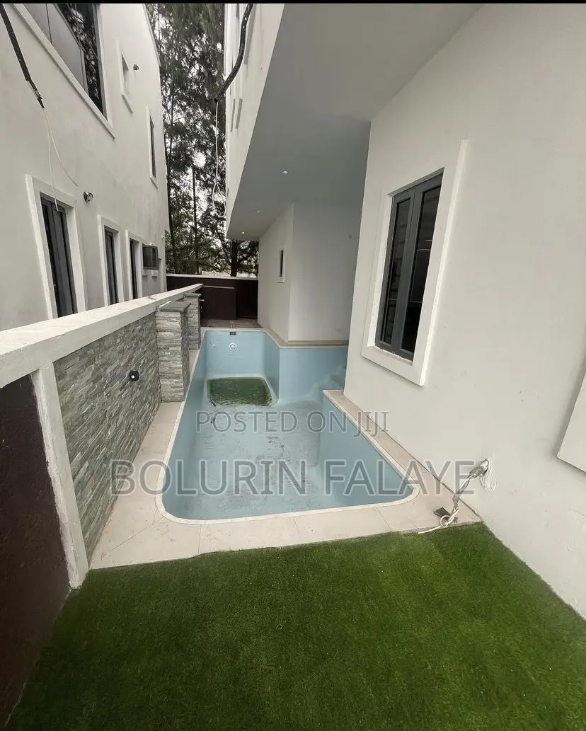 5bdrm Duplex in Megamound, Ikota for sale in Ikota
