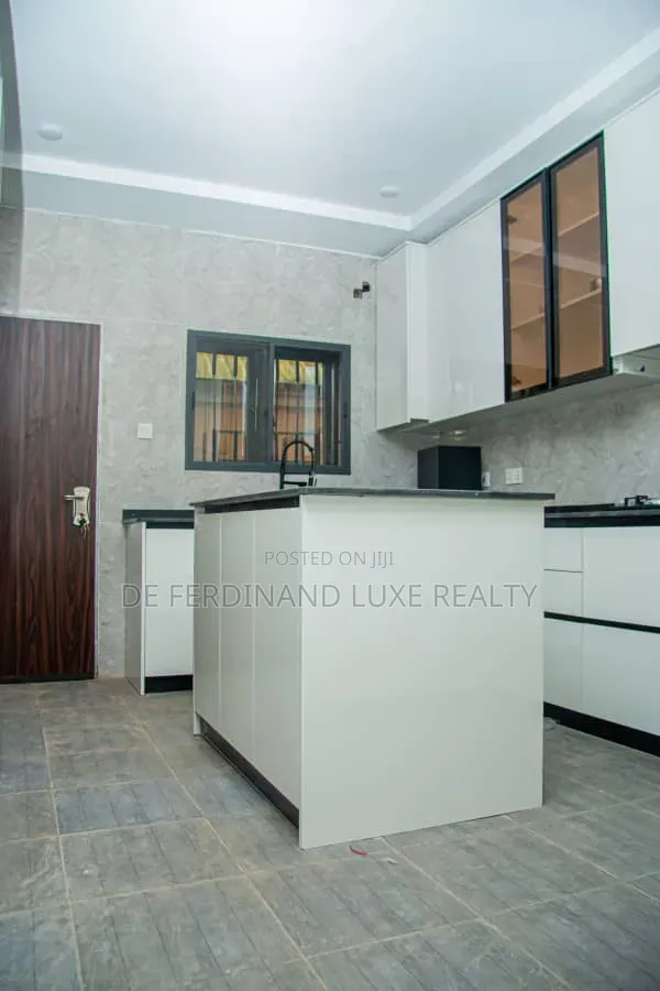 5 Bedroom Townhouse/Terrace in Life Camp for Sale in Life Camp