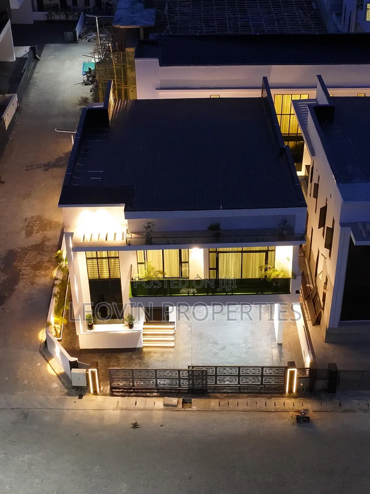 5bdrm Duplex in Chevron Lekki Luxury for sale in Lekki Expressway