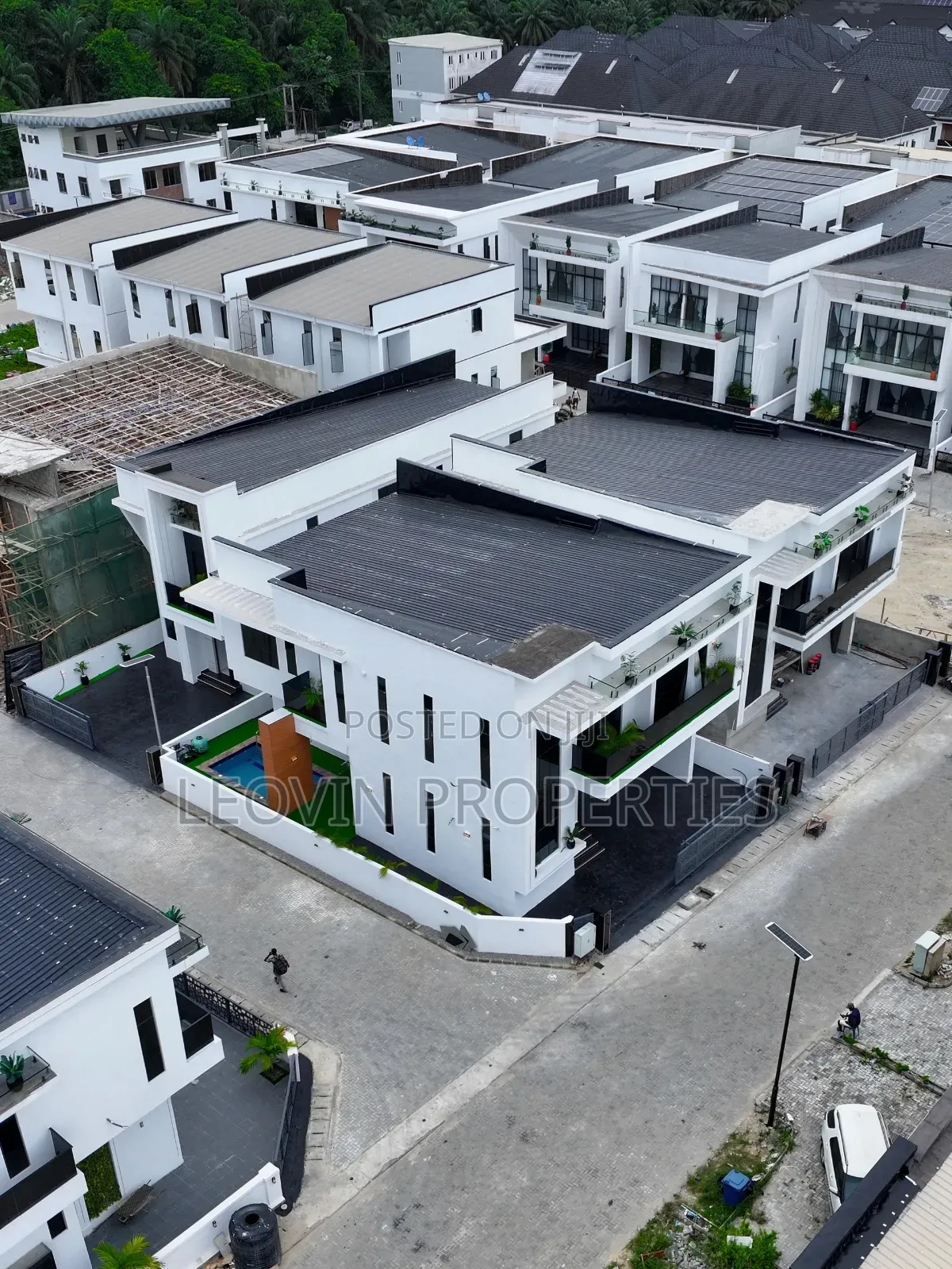 5bdrm Duplex in Chevron Lekki Luxury for sale in Lekki Expressway