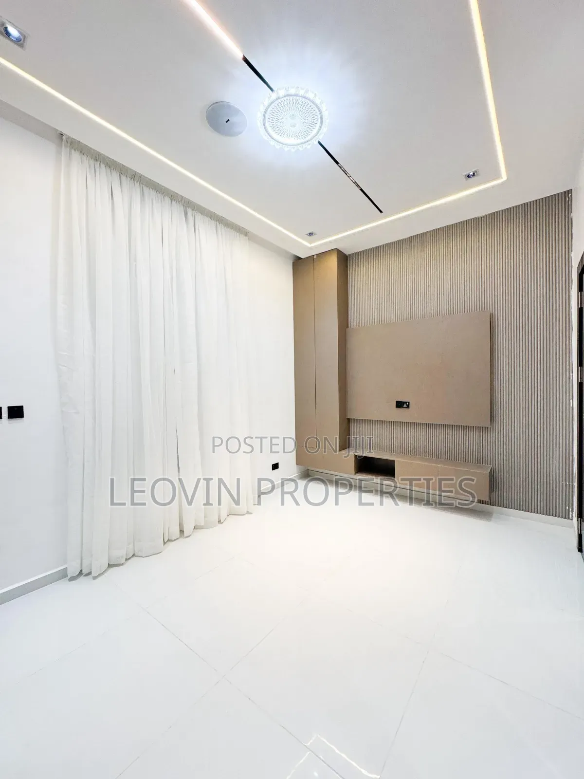 5bdrm Duplex in Chevron Lekki Luxury for sale in Lekki Expressway