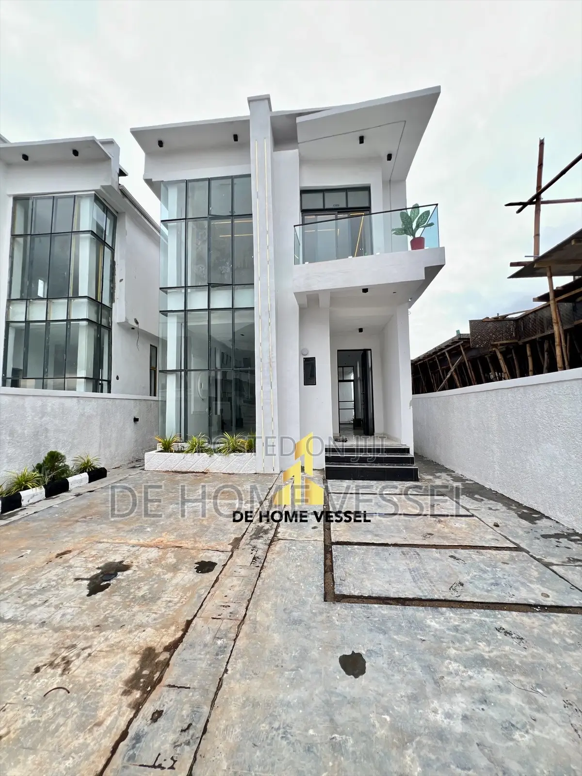 5bdrm Duplex in Chevron for sale in Chevron