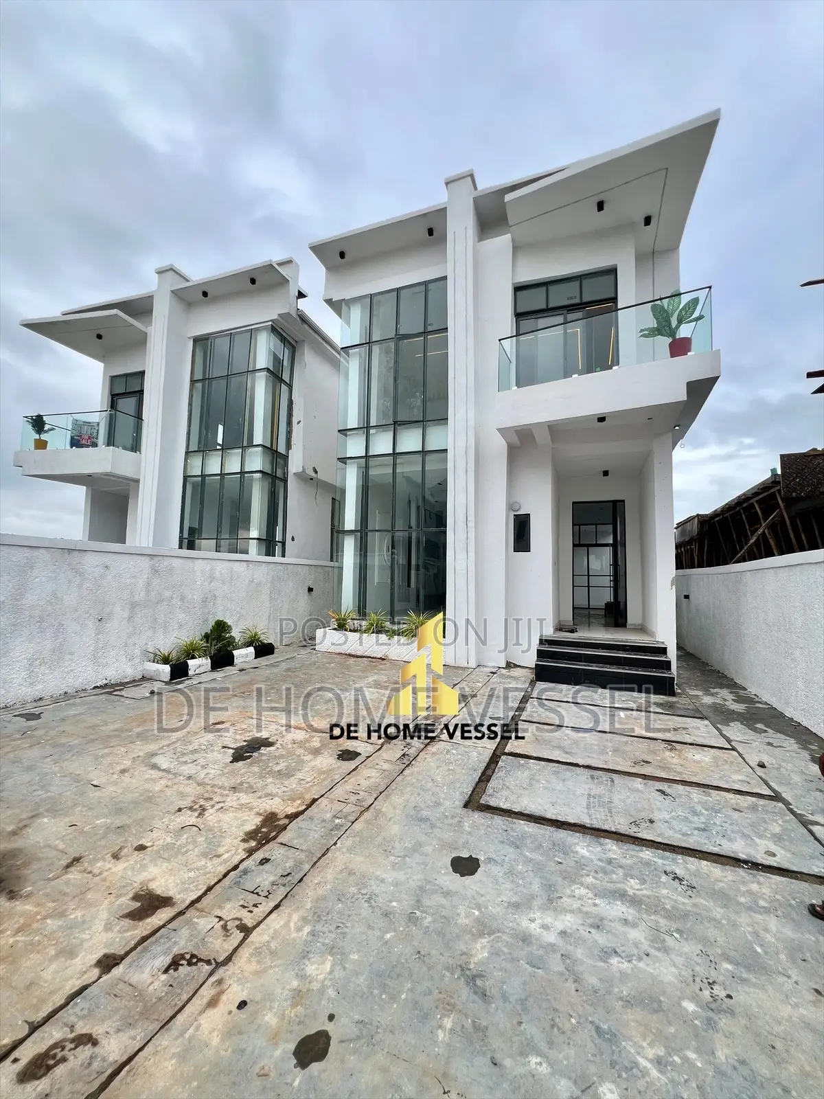 5bdrm Duplex in Chevron for sale in Chevron