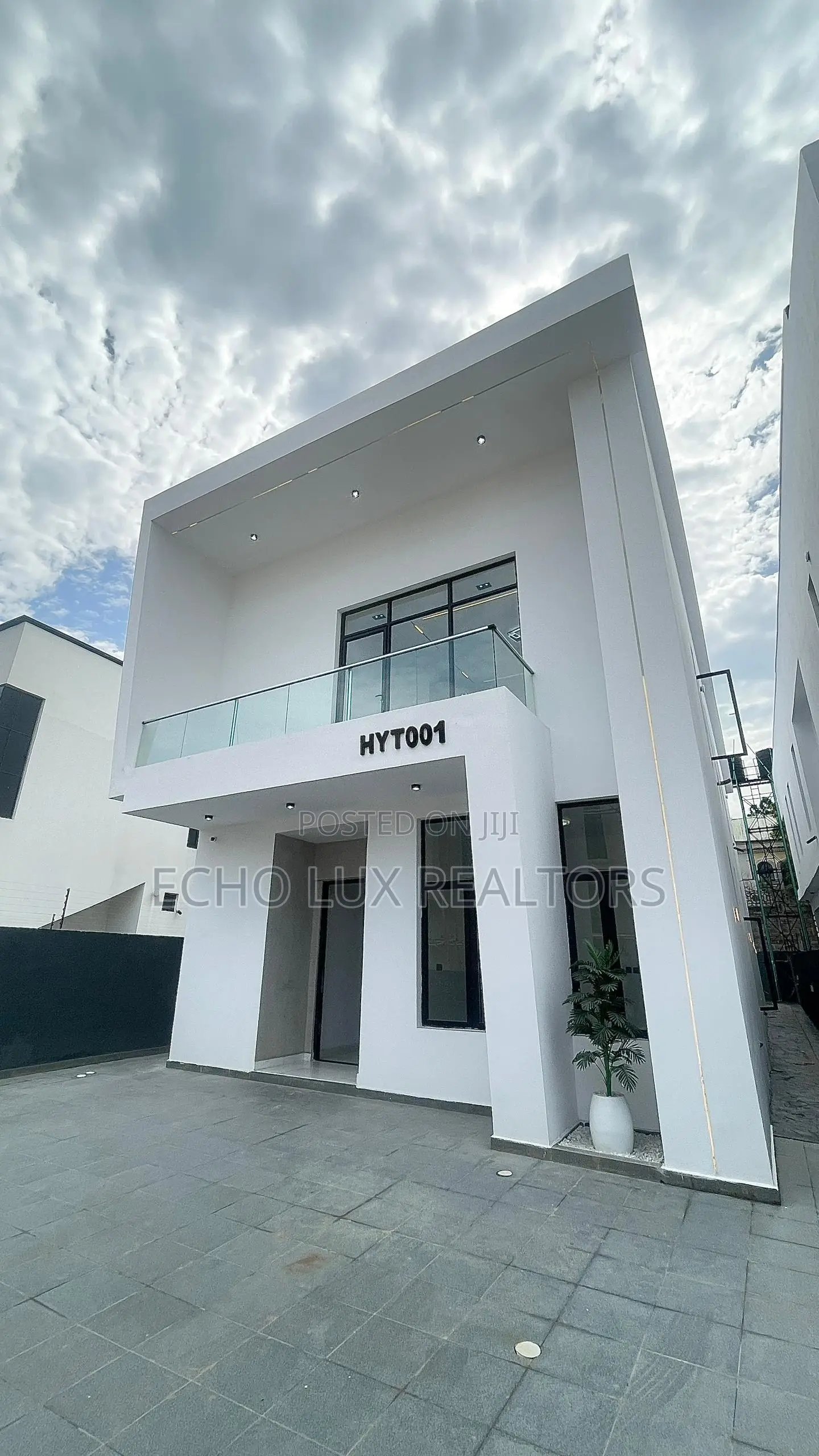 5bdrm Duplex in Chevron for sale in Chevron