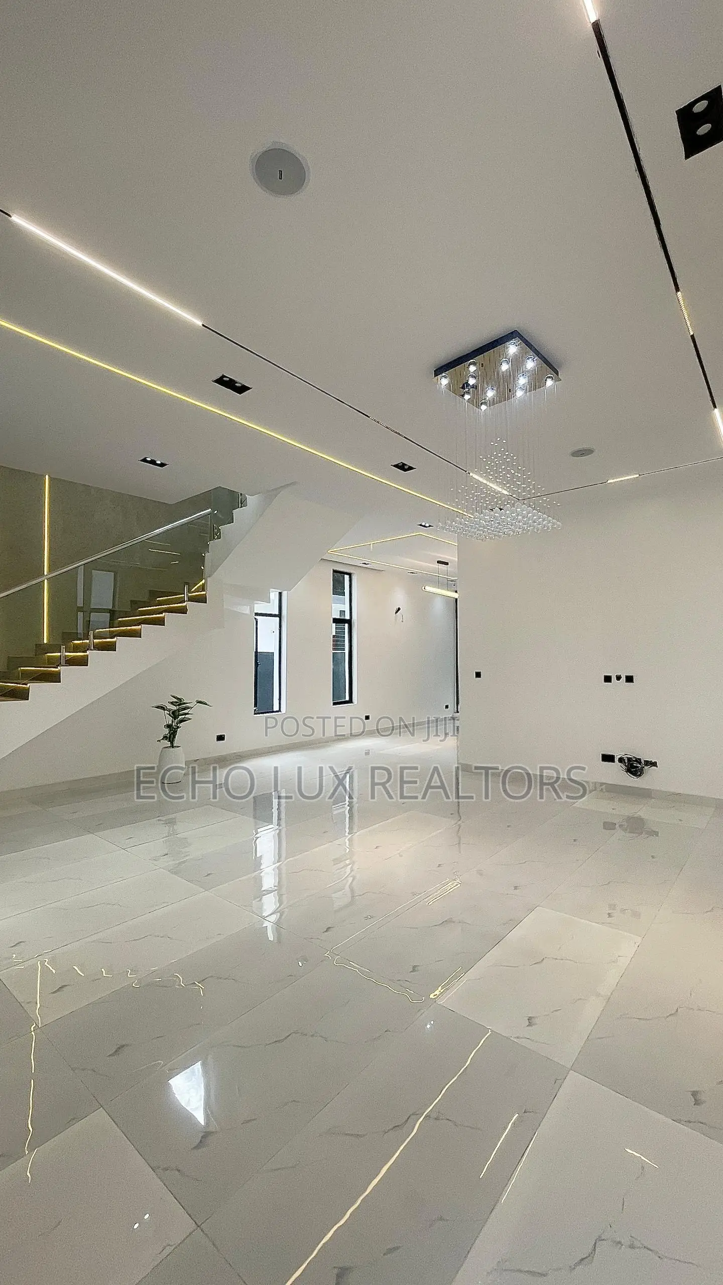 5bdrm Duplex in Chevron for sale in Chevron