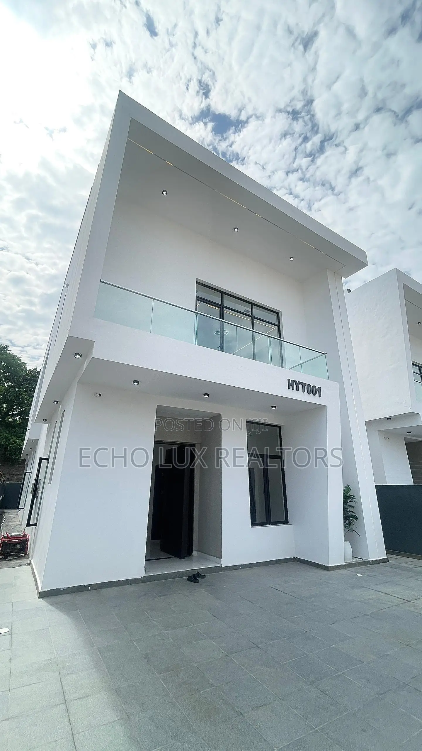 5bdrm Duplex in Chevron for sale in Chevron