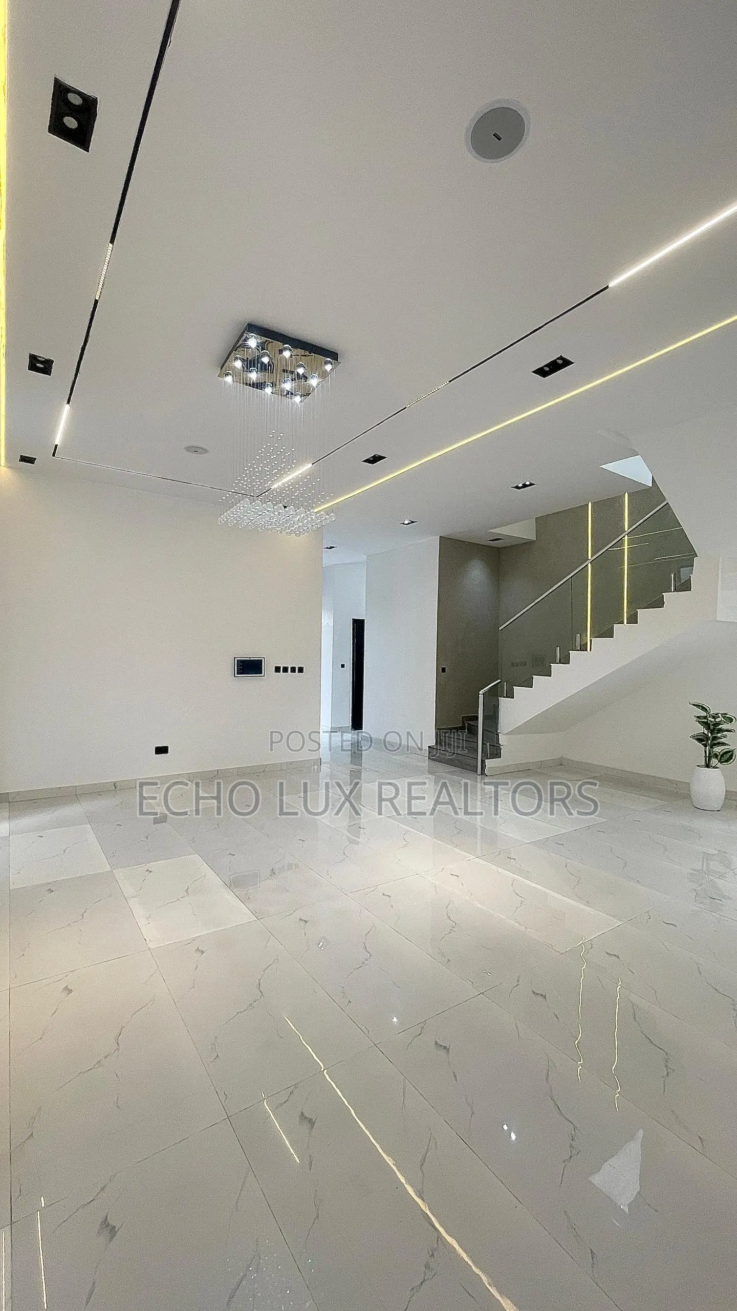 5bdrm Duplex in Chevron for sale in Chevron