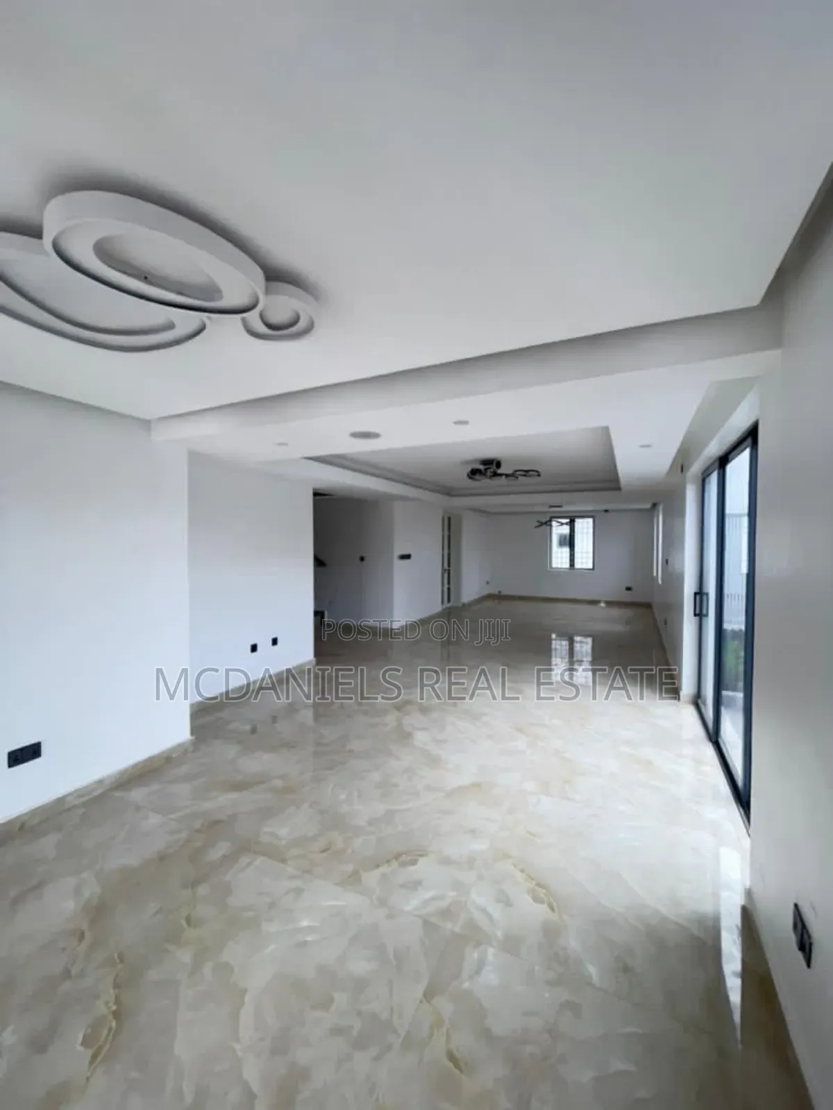5bdrm Duplex in Chevron for sale in Chevron