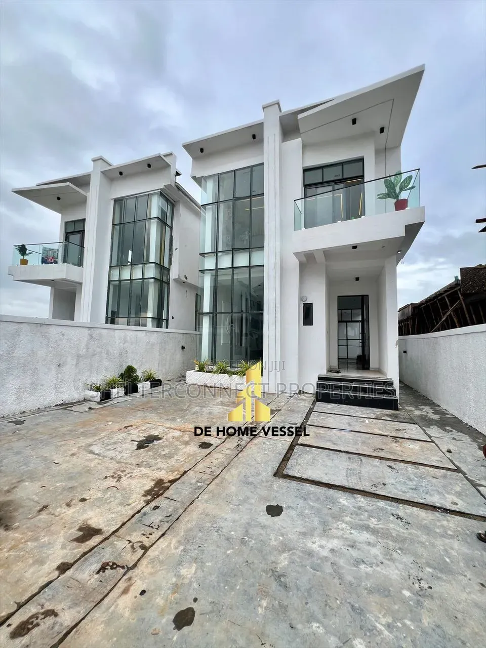 5bdrm Duplex in Chevron for sale in Chevron