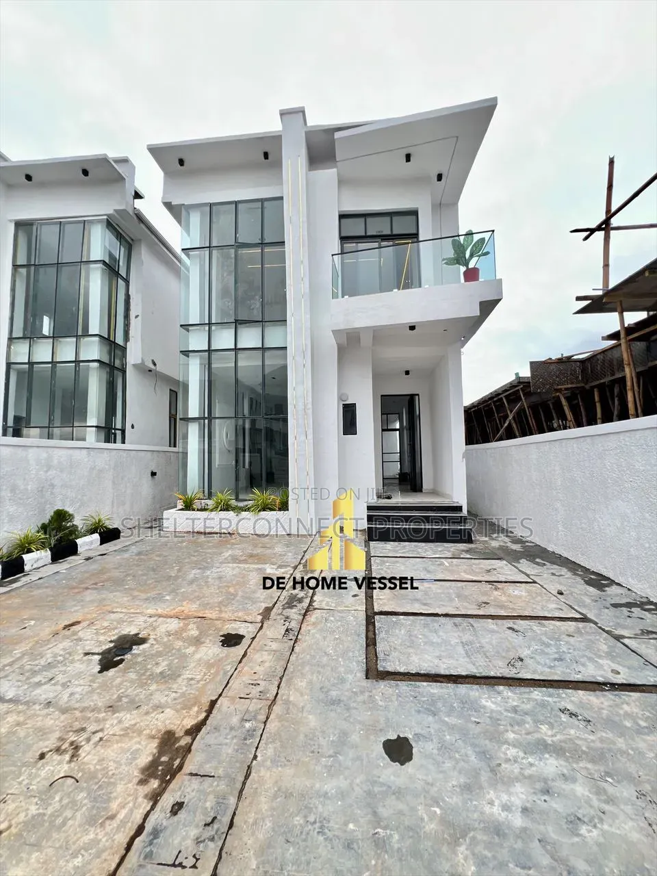 5bdrm Duplex in Chevron for sale in Chevron
