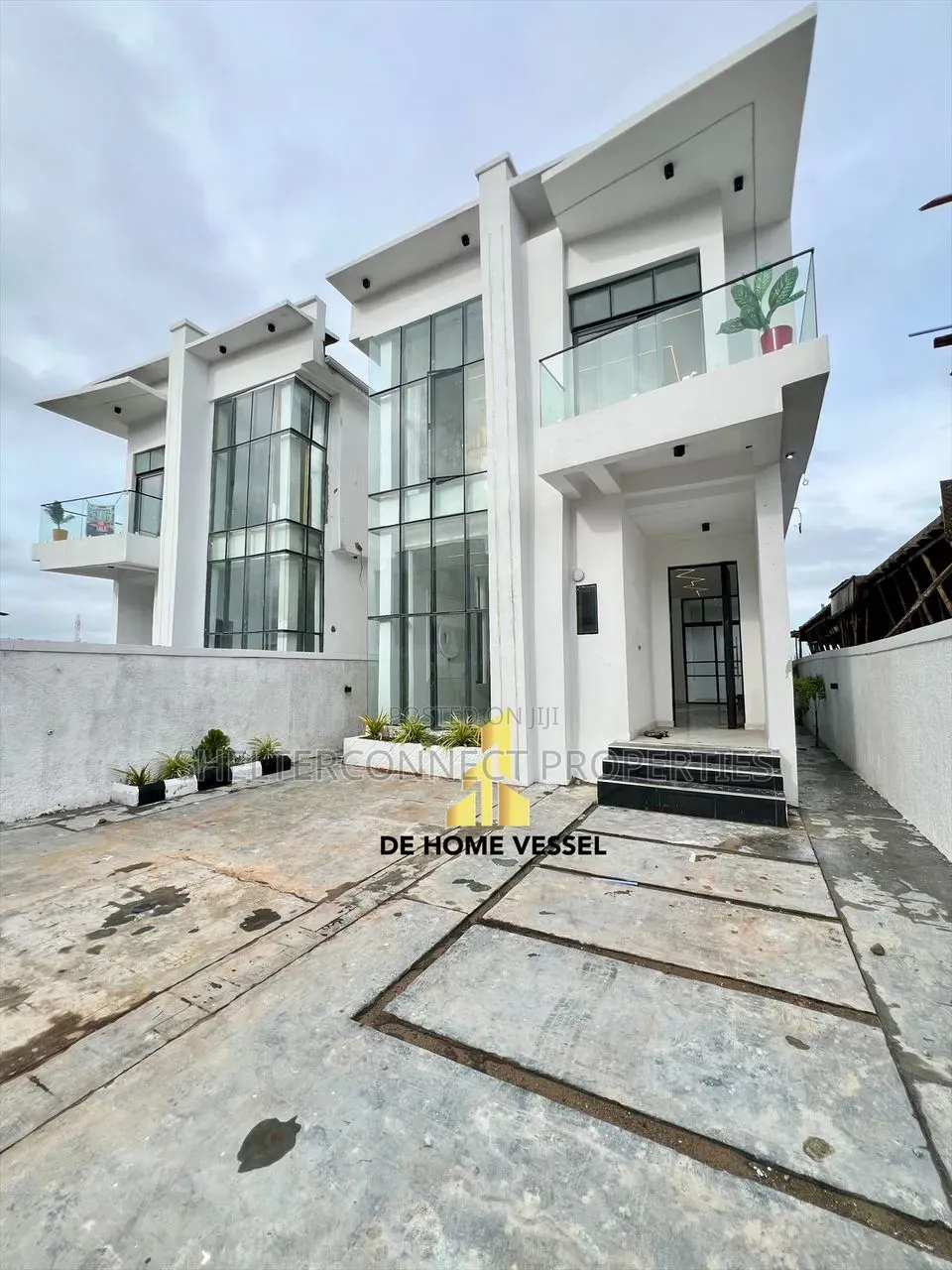 5bdrm Duplex in Chevron for sale in Chevron