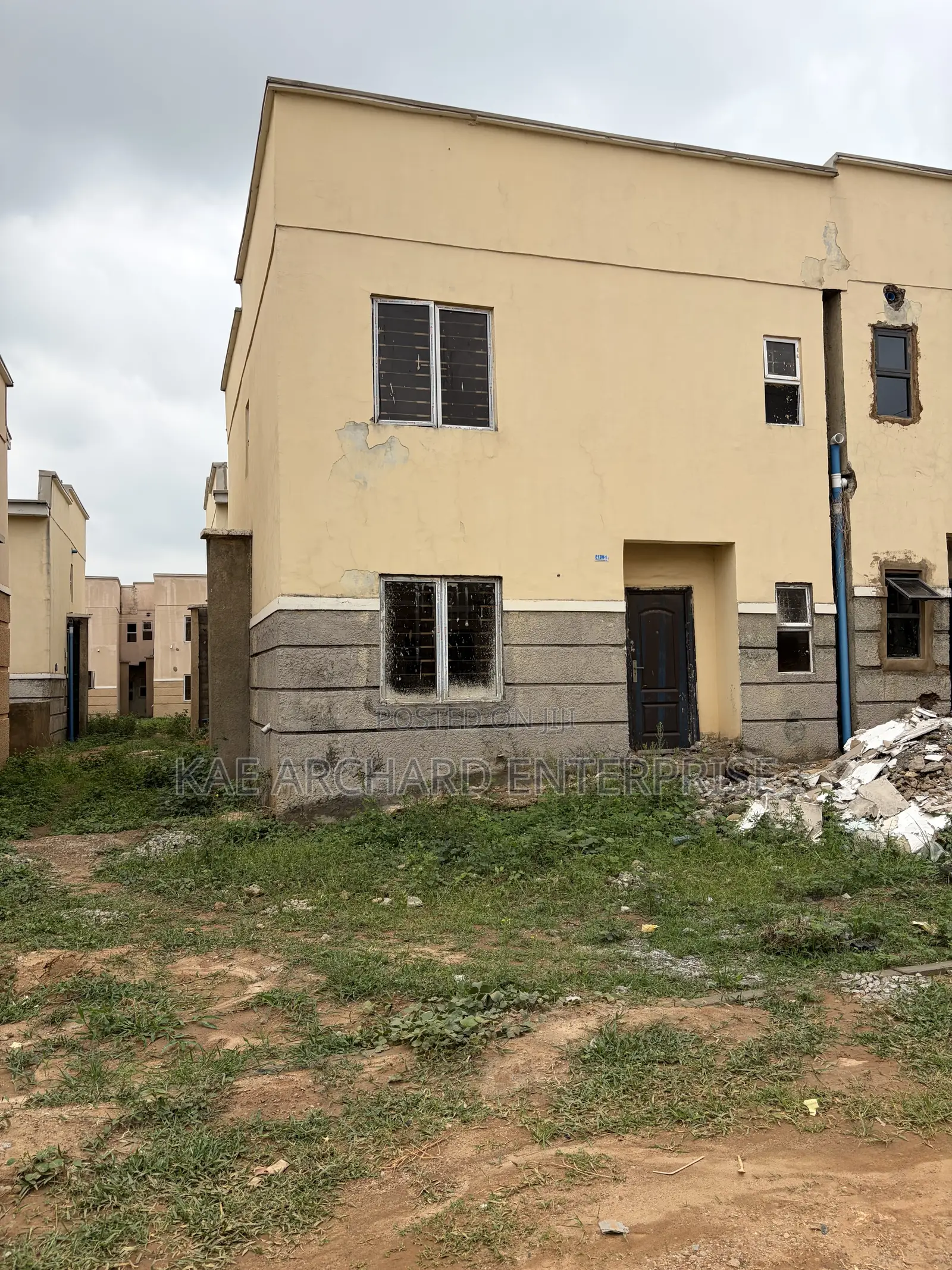 4bdrm Duplex in Brains And Hammers, Life Camp for sale in Life Camp