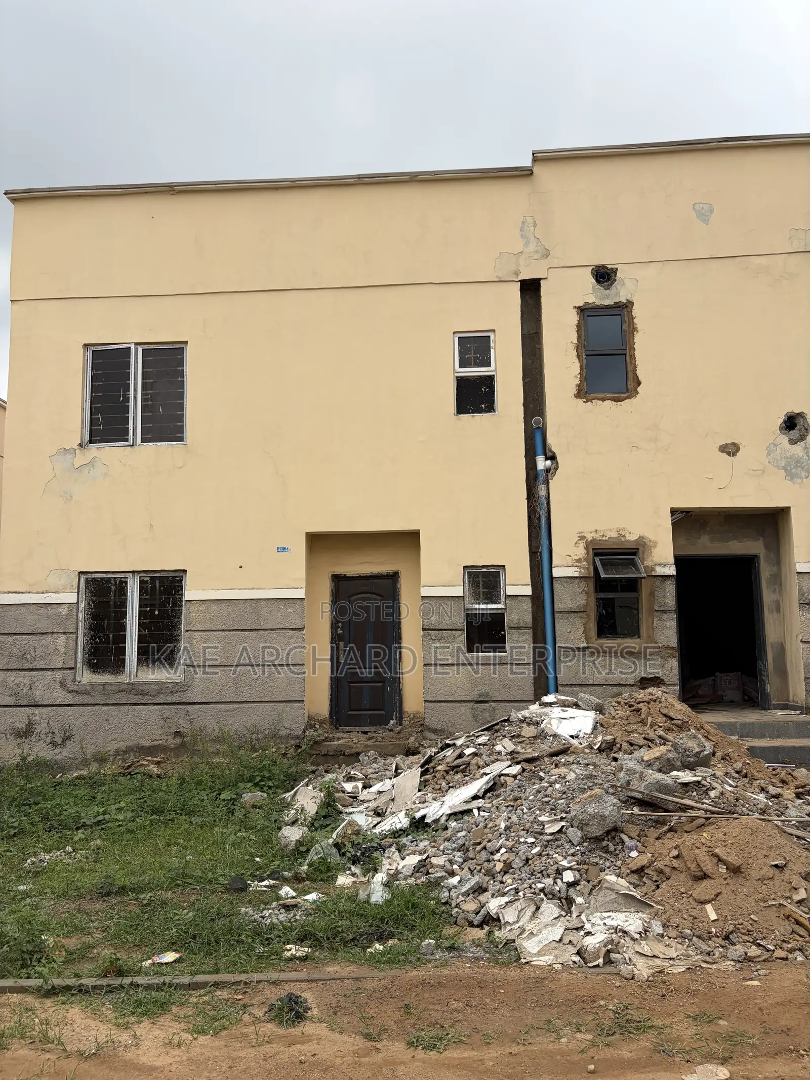 4bdrm Duplex in Brains And Hammers, Life Camp for sale in Life Camp