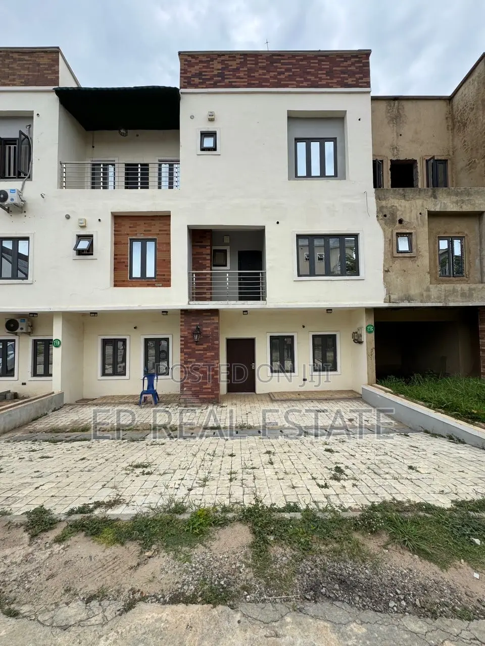 5bdrm Duplex in Apo District for sale in Apo District