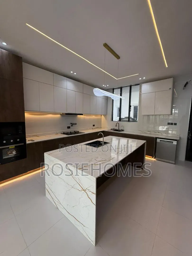 5bdrm Duplex in View Estate, Ikota for sale in Ikota