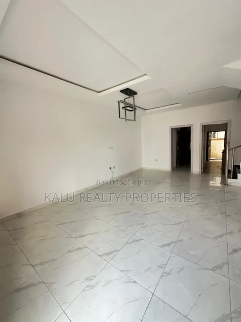 4bdrm Duplex in Ikota for rent in Ikota