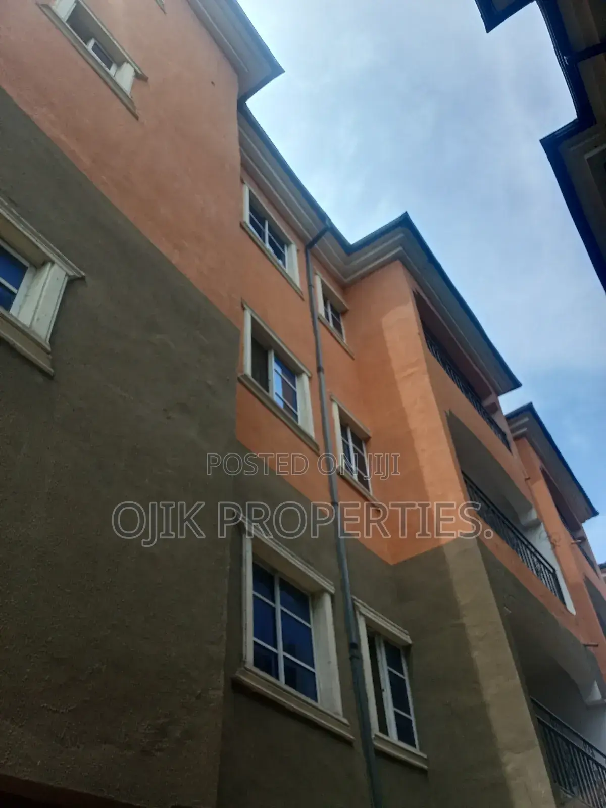 8bdrm Apartment in Ojik Properties, Owerri for sale in Owerri