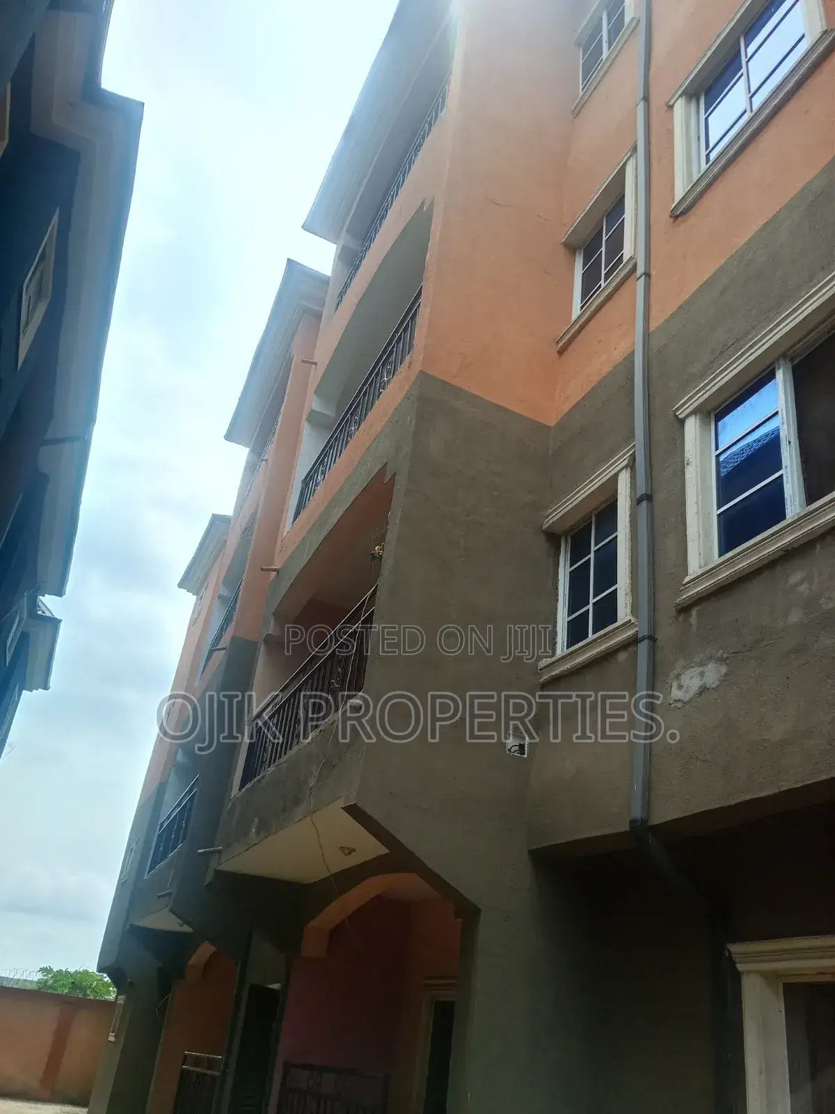 8bdrm Apartment in Ojik Properties, Owerri for sale in Owerri