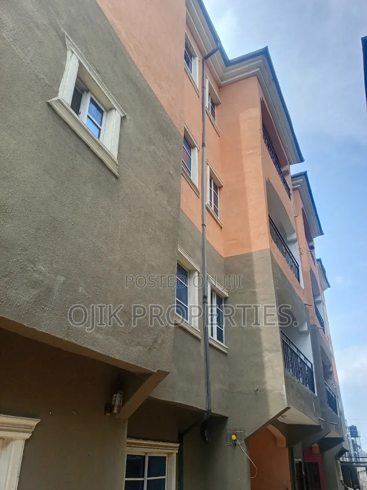 8bdrm Apartment in Ojik Properties, Owerri for sale in Owerri
