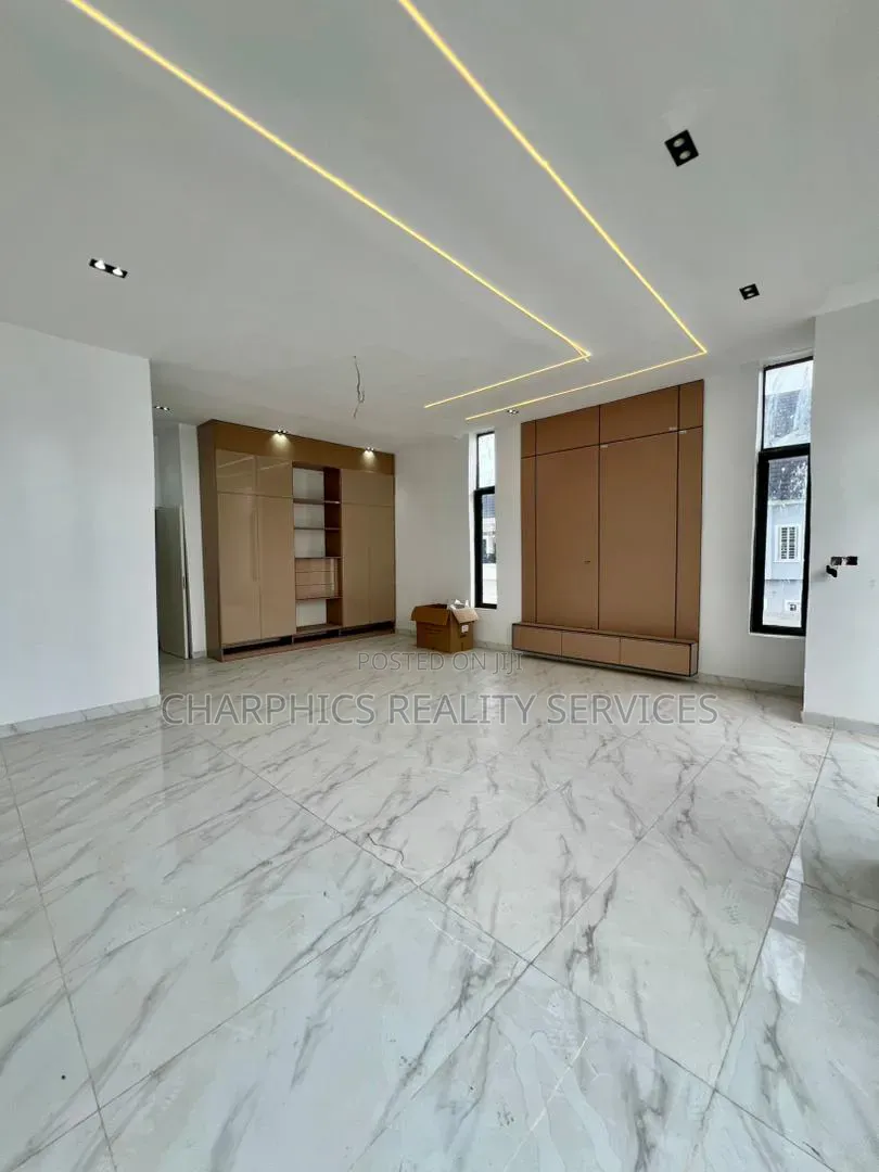 5bdrm Duplex in Chevron for sale in Chevron