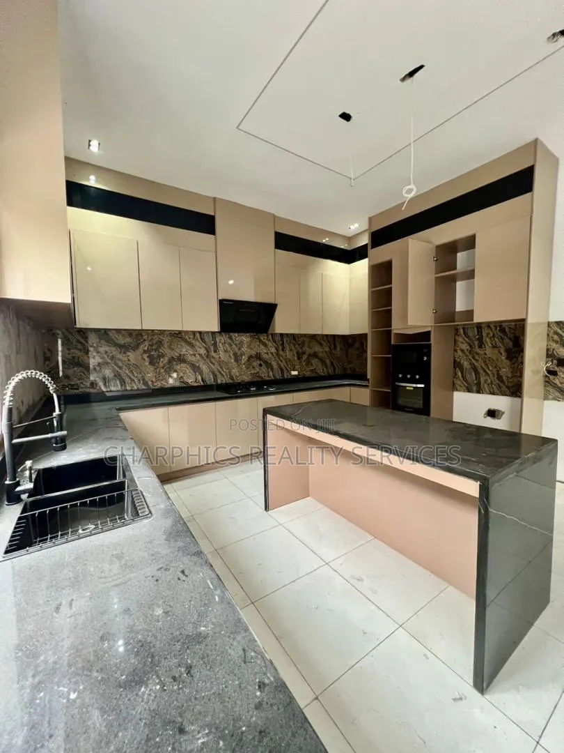 5bdrm Duplex in Chevron for sale in Chevron