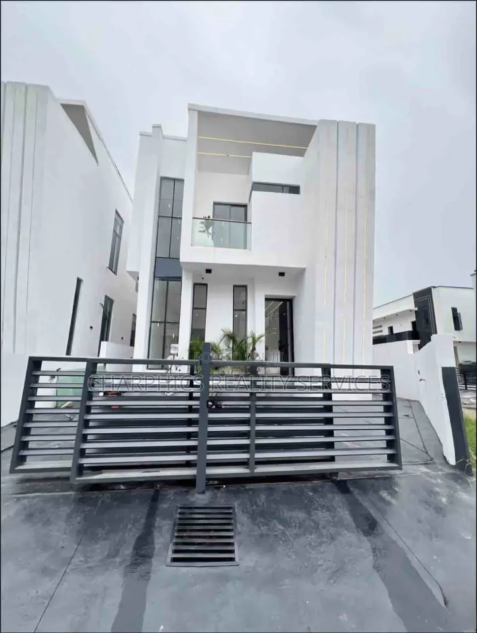4bdrm Duplex in Chevron for sale in Chevron