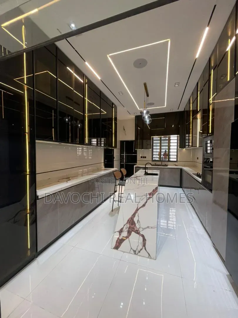 5bdrm Duplex in Chevron for sale in Chevron