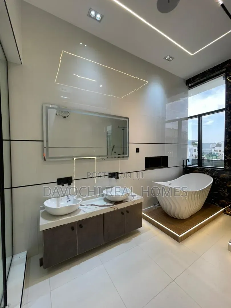 5bdrm Duplex in Chevron for sale in Chevron