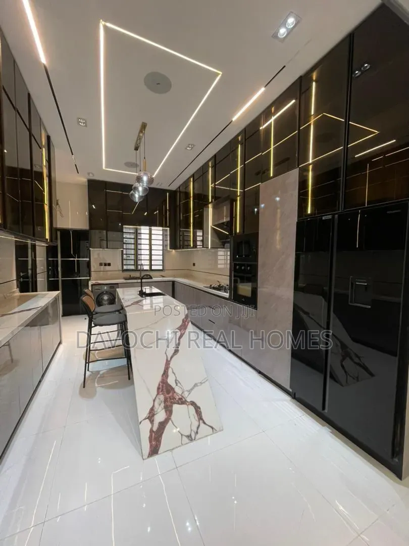 5bdrm Duplex in Chevron for sale in Chevron