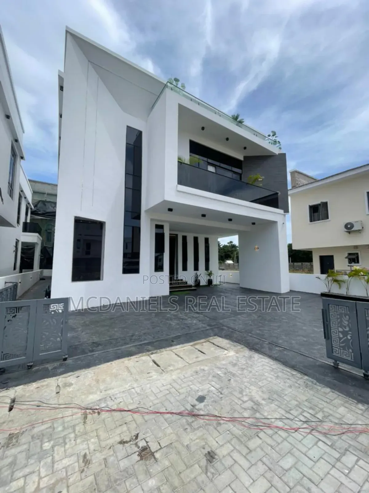 5bdrm Duplex in Chevron for sale in Chevron