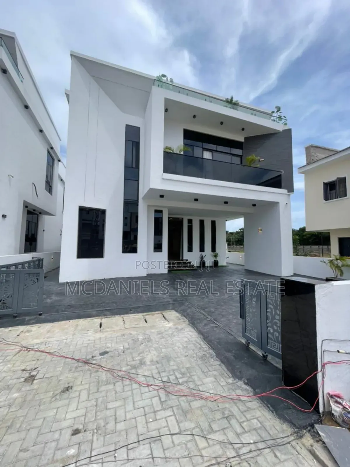 5bdrm Duplex in Chevron for sale in Chevron