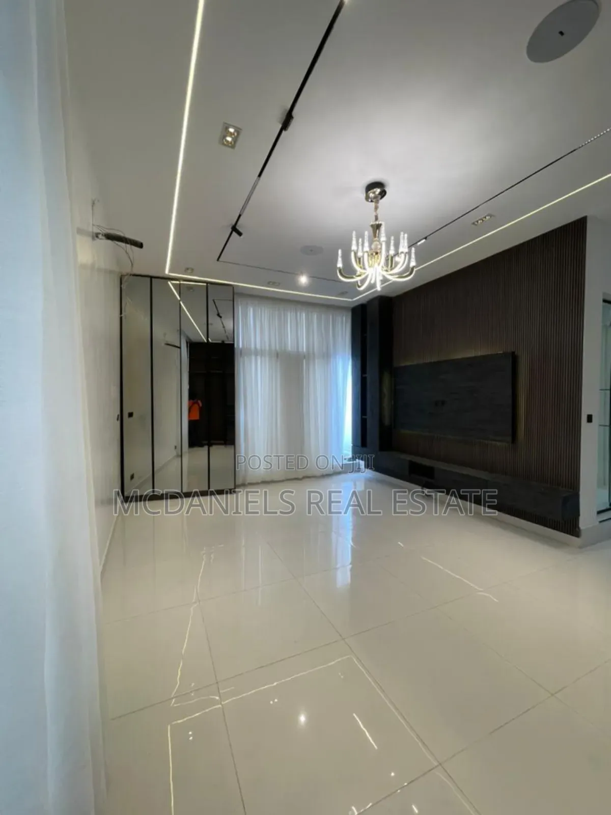 5bdrm Duplex in Chevron for sale in Chevron