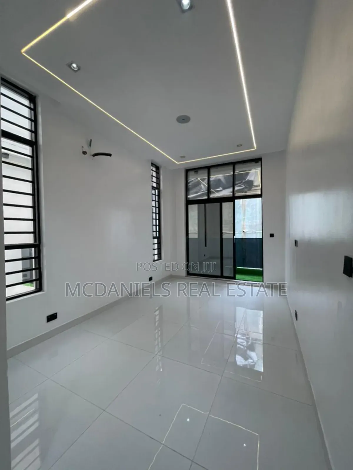 5bdrm Duplex in Chevron for sale in Chevron