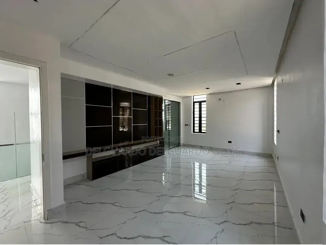 5bdrm Duplex in Lekki Phase 1 for sale in Lekki Phase 1
