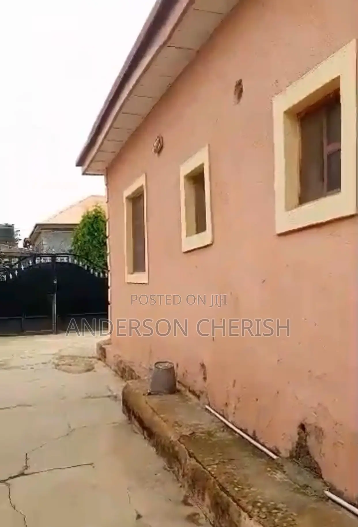 2bdrm Bungalow in Airport Road, Lugbe District for sale in Lugbe District