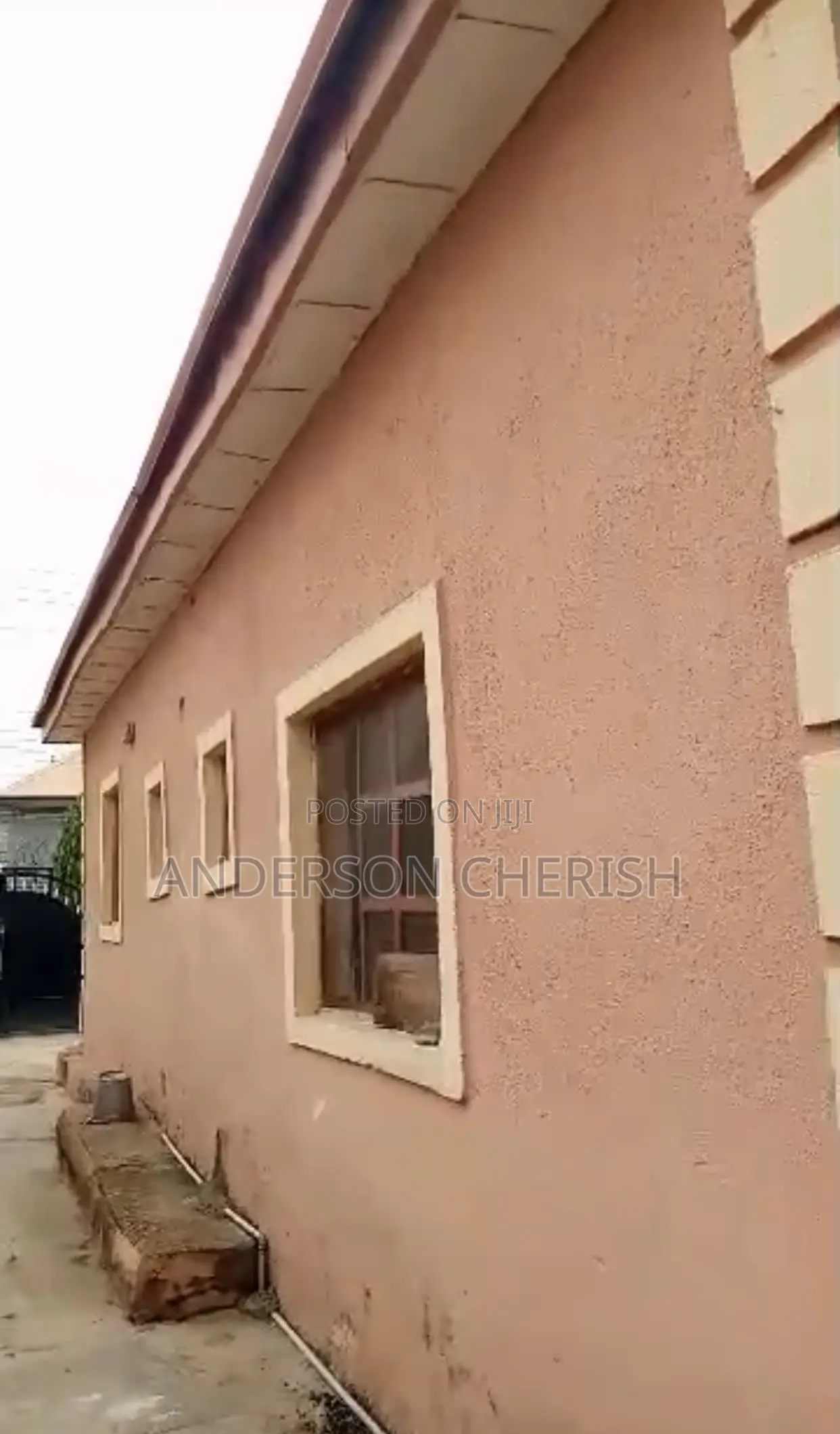 2bdrm Bungalow in Airport Road, Lugbe District for sale in Lugbe District