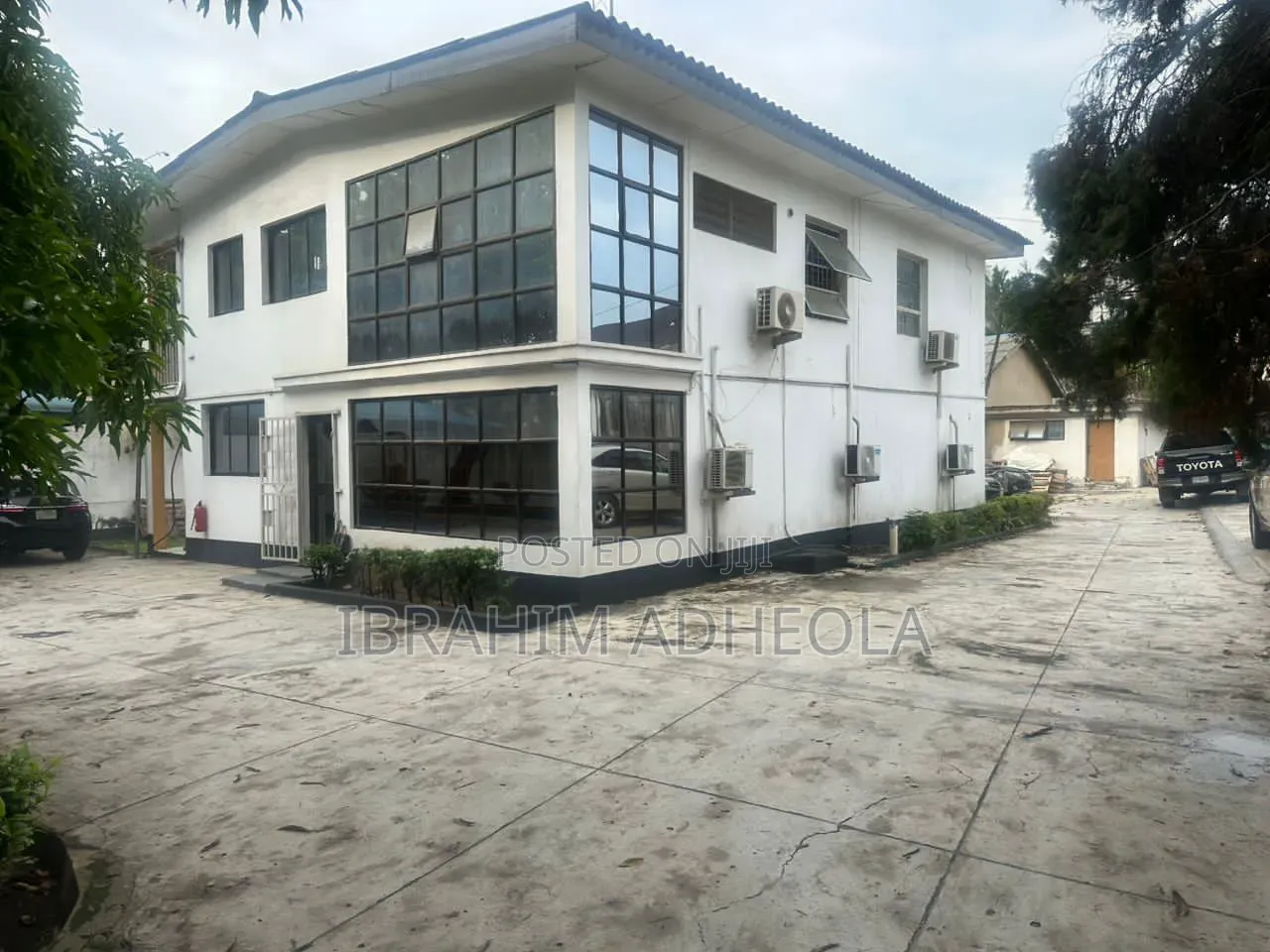 For Sale Land Measuring 1400sqm With a Demolishable Building on It in Ikeja GRA