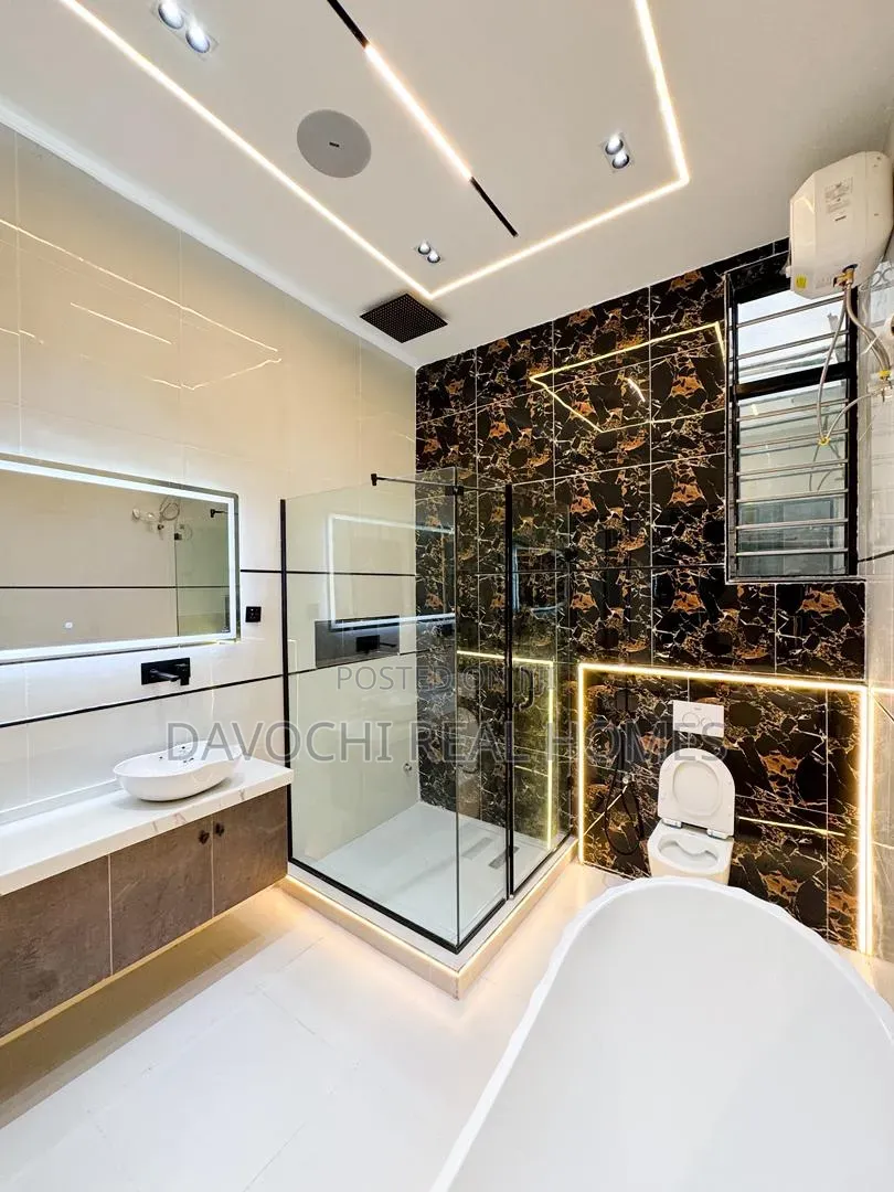 5bdrm Duplex in Lekki Phase 1 for sale in Lekki Phase 1