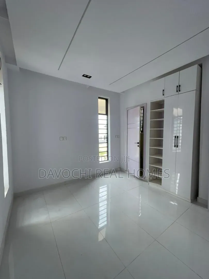 4bdrm Duplex in Ikota for sale in Ikota