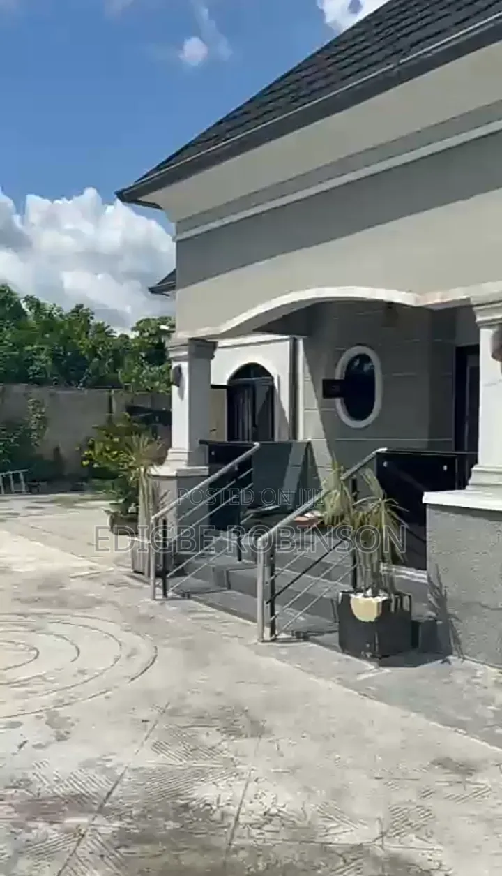 3bdrm Bungalow in Gobison Estate, Warri for sale in Warri