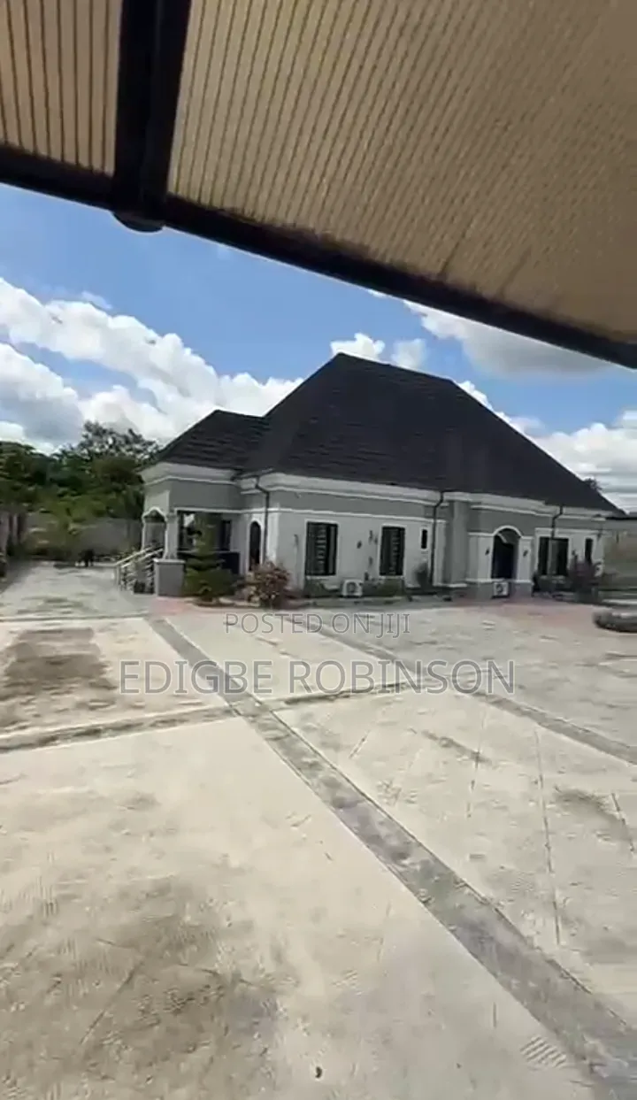 3bdrm Bungalow in Gobison Estate, Warri for sale in Warri