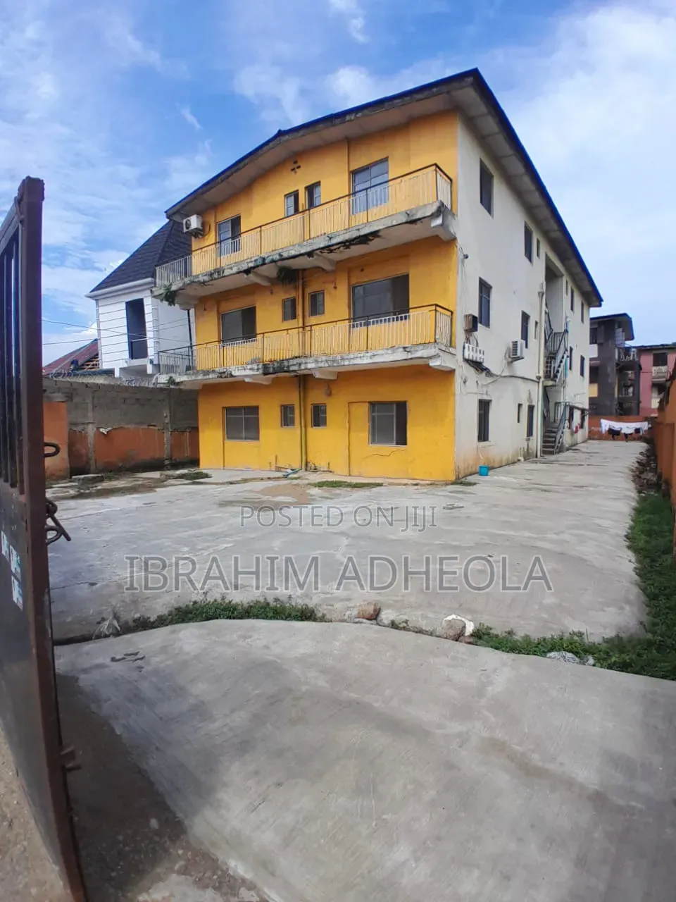 3bdrm Block of Flats in Bariga for sale in Bariga / Shomolu