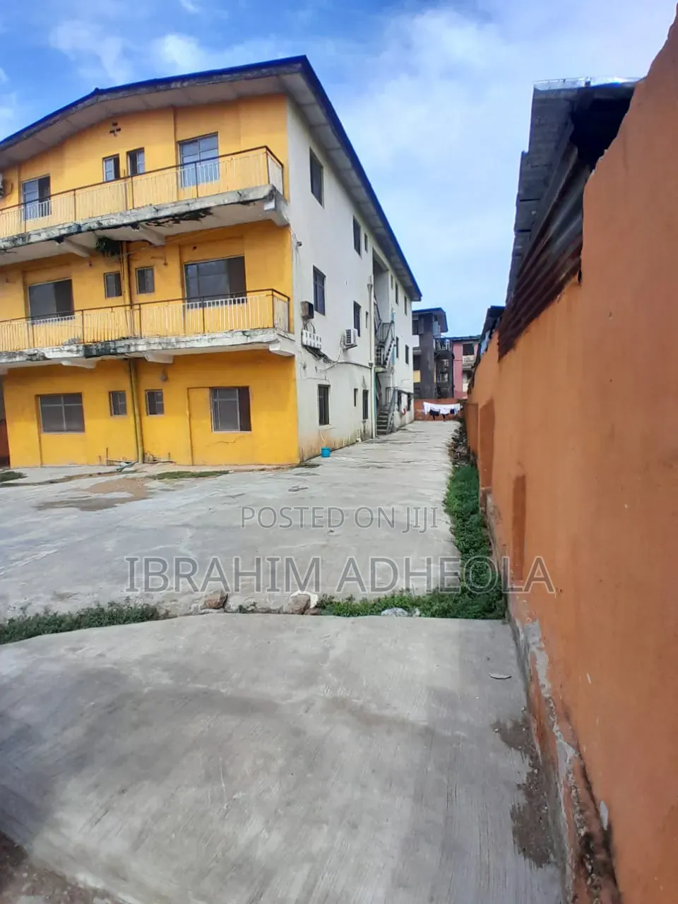 3bdrm Block of Flats in Bariga for sale in Bariga / Shomolu